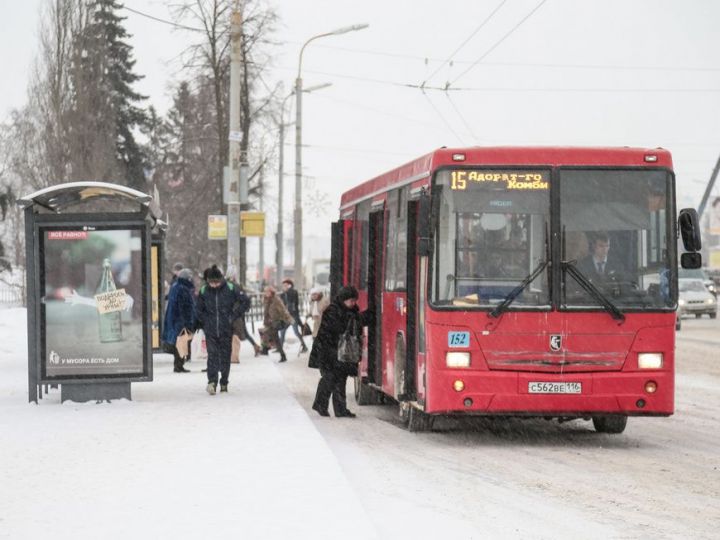 В Казани легковушка въехала в стоявший на остановке автобус