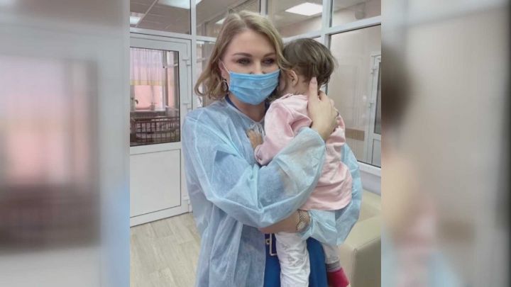 В Казани из больницы выписали девочку, которую избивала мать из мести мужу