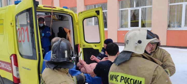 Скончался мужчина, которого спасатели достали из воды в каскаде прудов в Альметьевске