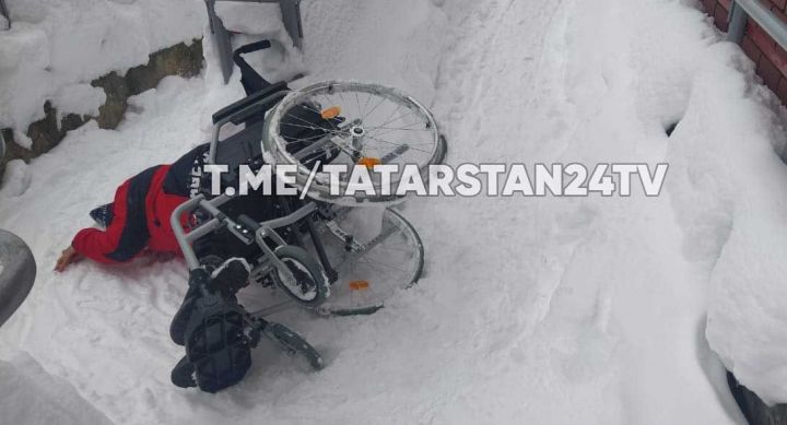 В Казани подросток-инвалид упал с лестницы вместе с коляской из-за неочищенного от снега пандуса