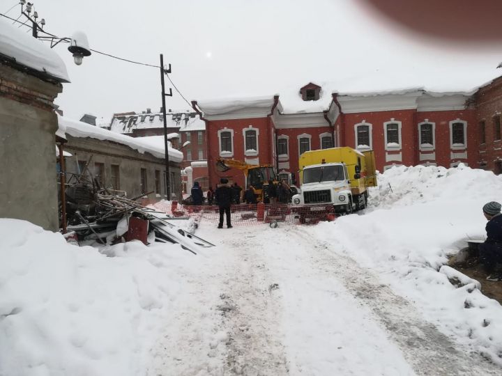 В центре Казани из-за прорыва теплопровода без отопления остались 120 человек