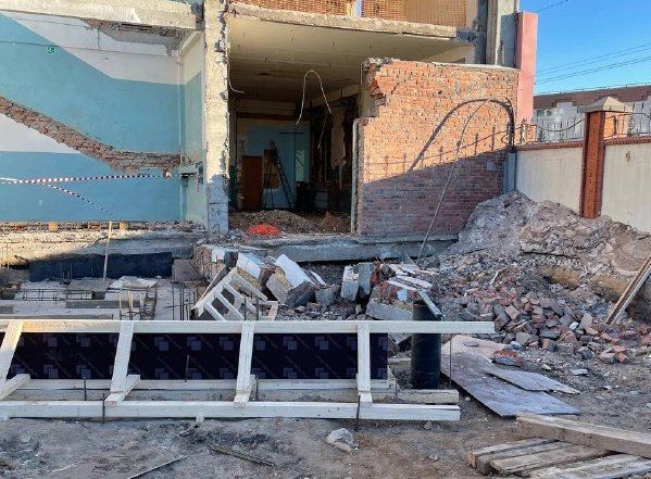 В Казани рухнувшая стена насмерть придавила рабочего