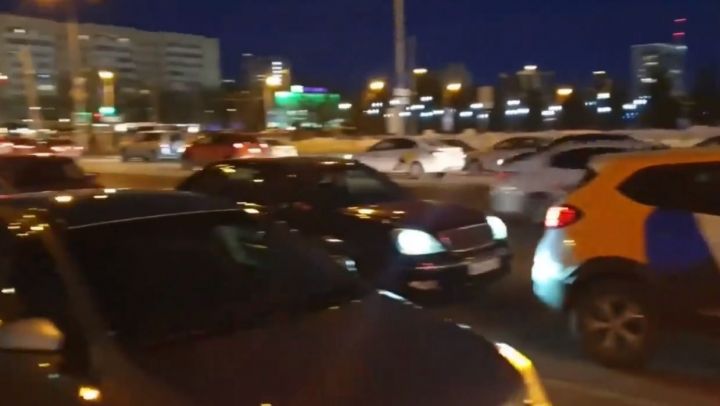 Казанцы сняли на видео огромную очередь автомобилей в «Макдоналдс»