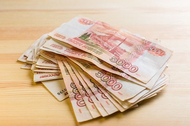В Татарстане женщина на остановке отдала незнакомцу 200 тысяч рублей