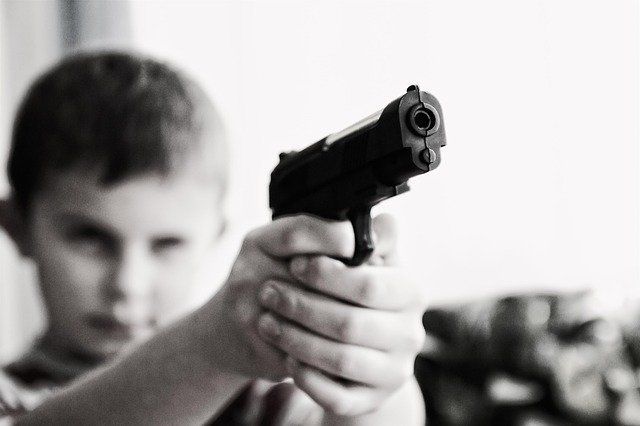 В Казани школьник выстрелил в друга из пневматического пистолета