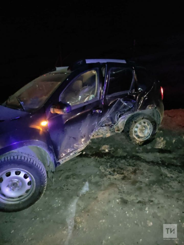 Четыре человека пострадали в столкновении двух авто на трассе в Татарстане