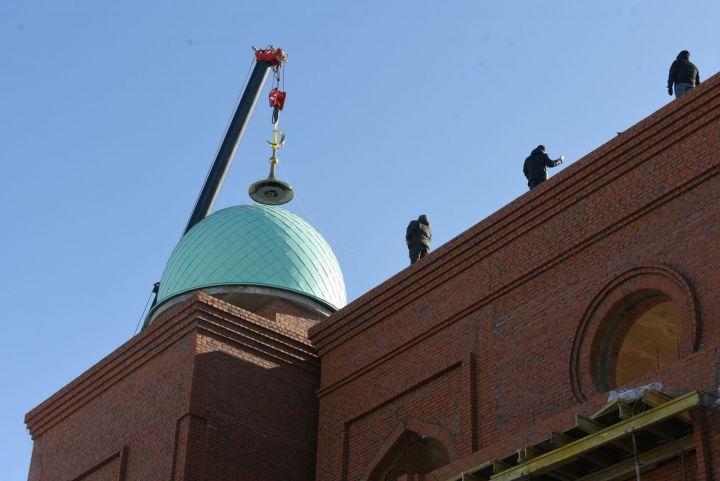 На мечети «Джамиг» в Челнах установили куполы минаретов с полумесяцами