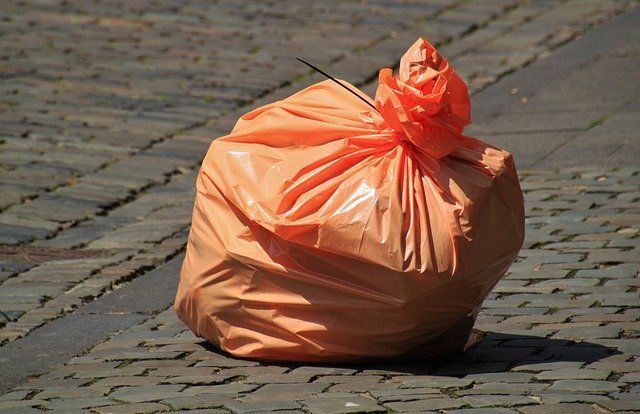 Мужчина выбросил пакет с 13 млн рублей, приняв его за мусор