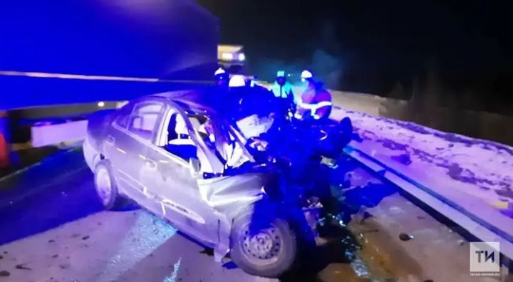 Один человек погиб в ДТП с «КамАЗом» и легковушкой на трассе под Казанью