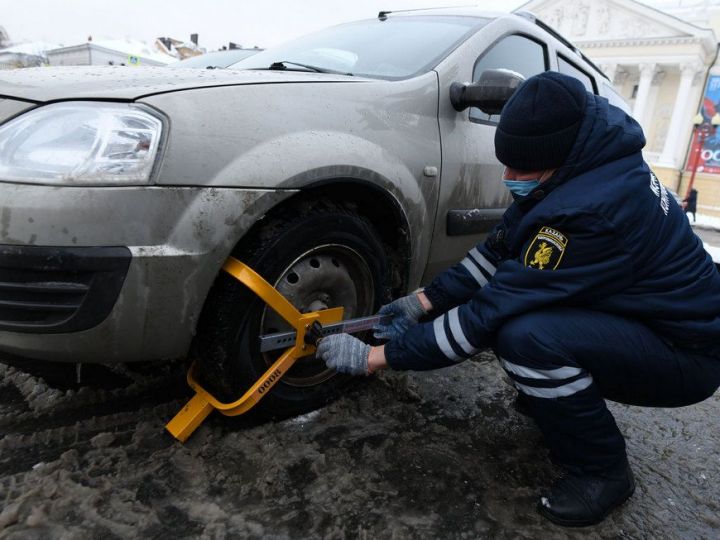 С начала года в Казани 69 раз применили блокираторы колес за нарушения правил парковки