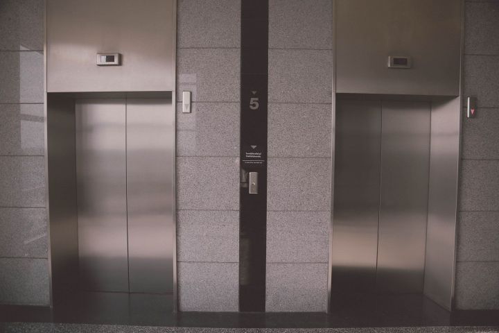 В Набережных Челнах заменят лифты в 11 многоквартирных домах