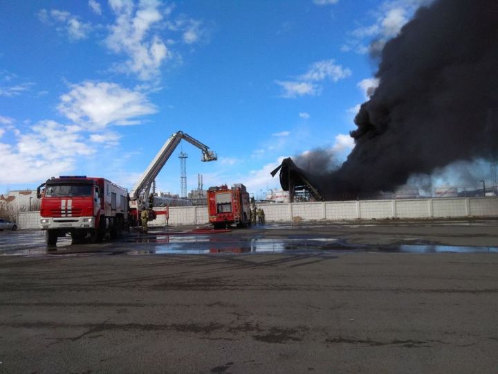 Крупный пожар вспыхнул на нефтебазе – загорелись семь цистерн