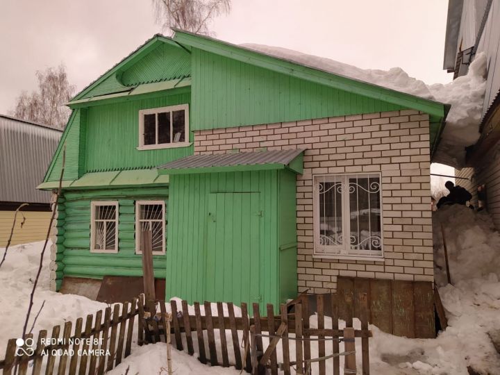 В Татарстане мужчину насмерть придавило снегом, который сошел с крыши дома