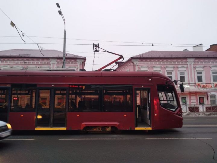 В Казани водитель трамвая потушил возгорание на крыше до приезда пожарных
