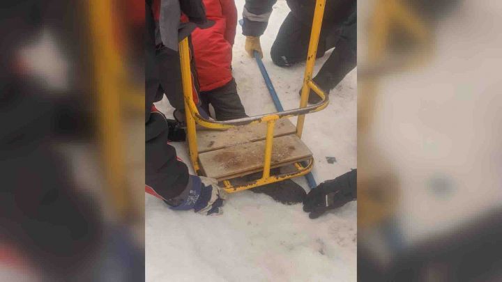В Казани спасли ребенка, нога которого застряла в качелях