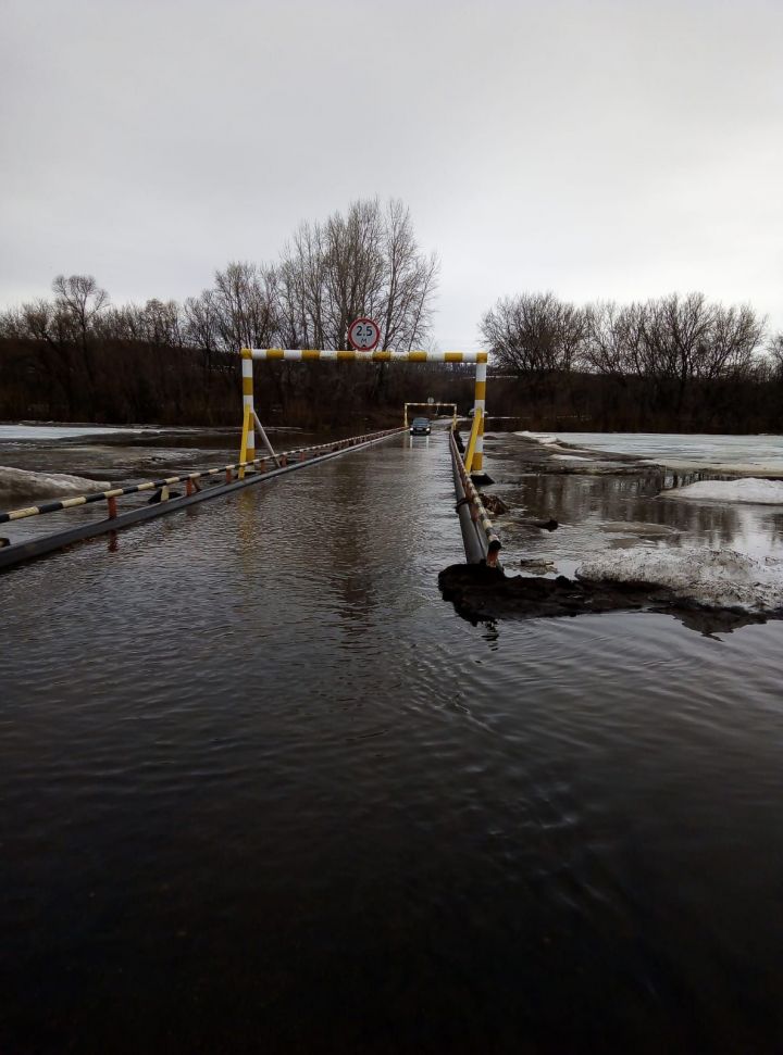 В Азнакаевском районе паводковыми водами подтопило низководный мост