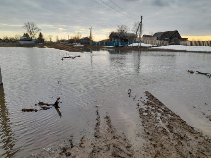 В Азнакаевском районе паводковыми водами затопило дорогу
