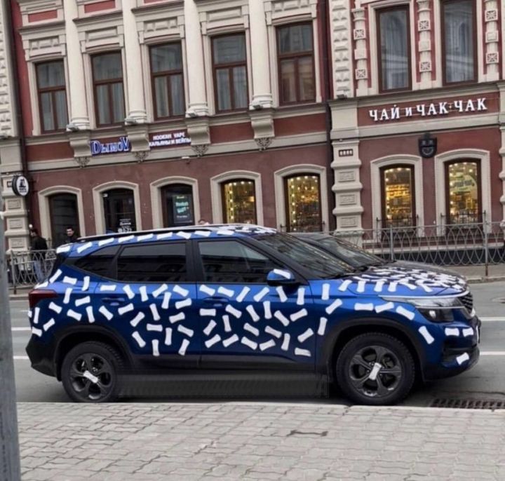 В Казани заметили еще один автомобиль, обклеенный прокладками