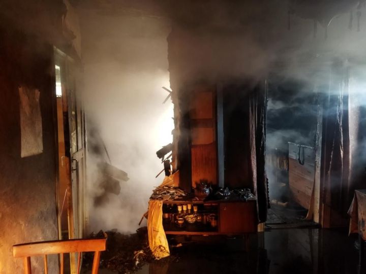 Один человек погиб на пожаре в частном доме в Казани