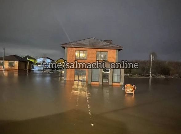 «Необитаемый остров»: в Куюках дома оказались полностью окружены водой