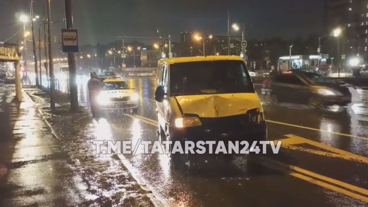 В Казани на проспекте Победы грузовой Fiat снес светофор