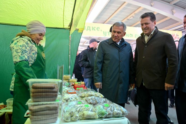 Минниханов посетил сельхозярмарку в агропромпарке «Казань»