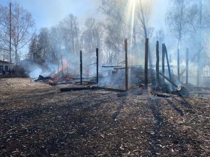 В Мамадышском районе на территории лицея полностью сгорел гараж