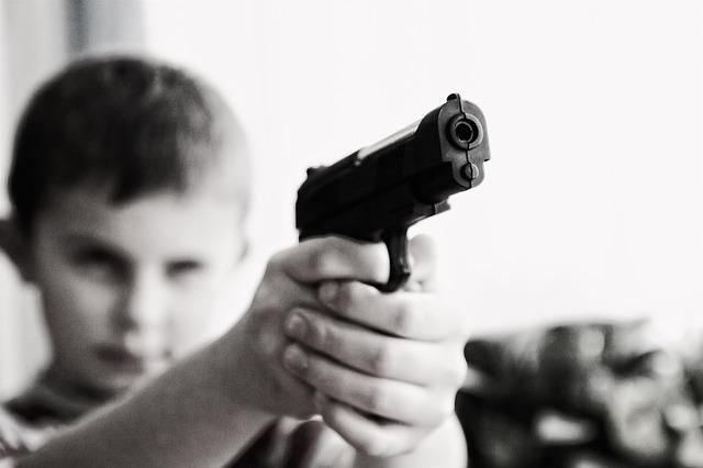 В Казани мальчик принес в школу пневматический пистолет