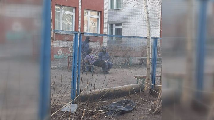 «Кричал, что то ли его убьют, то ли он убьет»: агрессивный мужчина проник в детский сад в Казани
