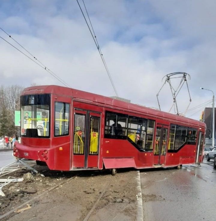 В Казани на улице Зорге трамвай сошел с рельсов