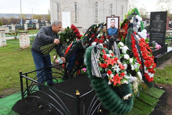 Минниханов возложил цветы к могиле Героя России Дамира Исламова