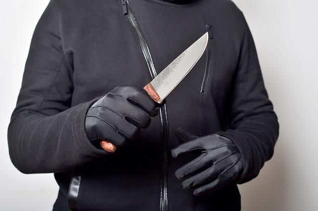 Пожилой челнинец с ножом напал на пасынка и его подругу