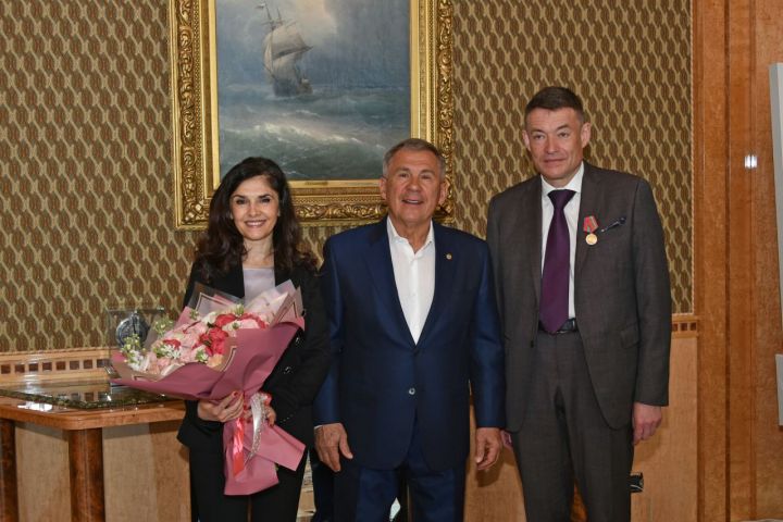 Минниханов вручил медали «100 лет образования ТАССР» директорам национальных медцентров