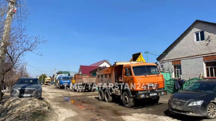 «Цветные дурнопахнущие воды»: жители поселка Вознесенское пожаловались на «автомойку» КАМАЗов