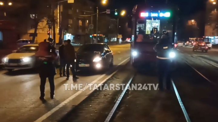 В Казани после ДТП с иномаркой трамвай протащил несколько метров пострадавшую девушку