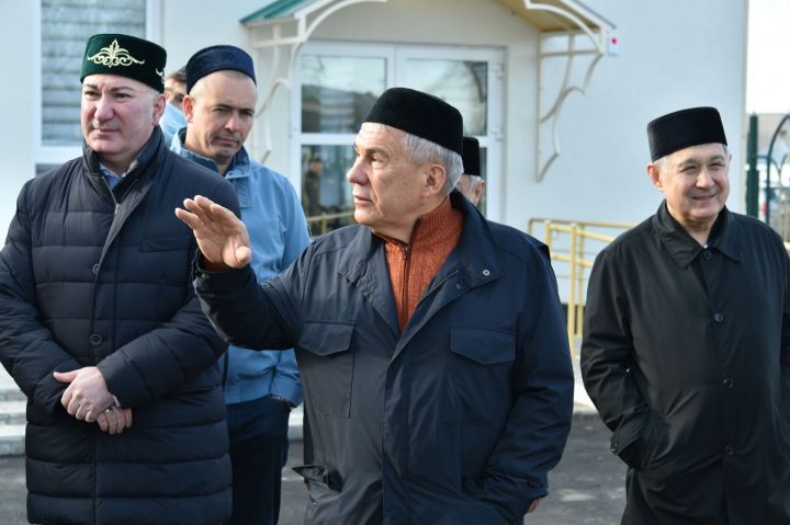Рустам Минниханов принял участие в праздничном богослужении в честь Ураза-байрама