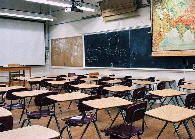 Ученикам челнинской школы грозит обучение в три смены