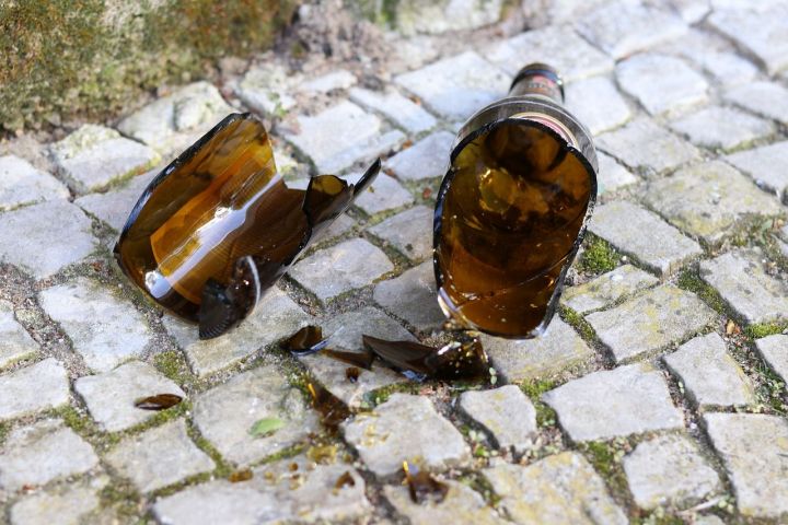 Житель Альметьевска ударил мужчину разбитой бутылкой на остановке