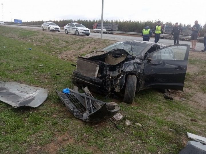 На трассе в Татарстане водитель иномарки влетел в столб и погиб на месте