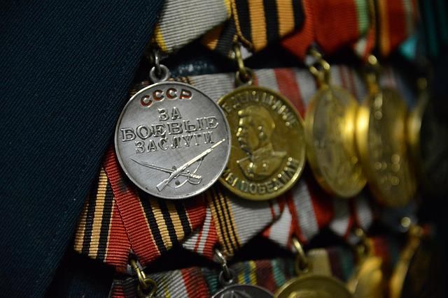 Минниханов наградил ветерана и троих тружеников тыла медалями «100 лет образования ТАССР»