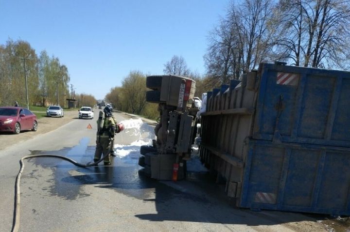 В Елабуге мусоровоз опрокинулся на бок, пострадал водитель