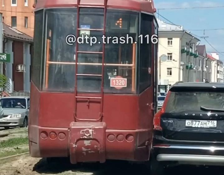 В Казани водитель трамвая превысил скорость – вагон сошел с рельсов