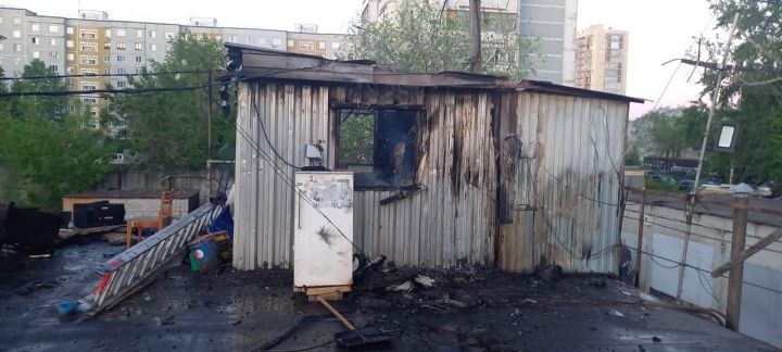 В Казани охранник решил покурить в будке и устроил пожар – его госпитализировали