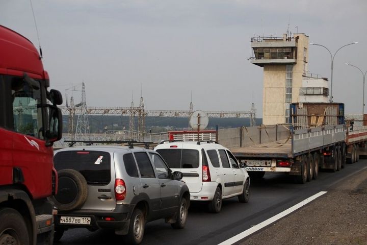 Челнинцы возмущены большой пробкой на плотине Нижнекамской ГЭС