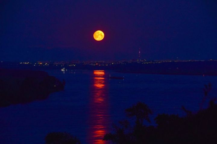 «Клубничная» Луна украсила ночное небо в Татарстане