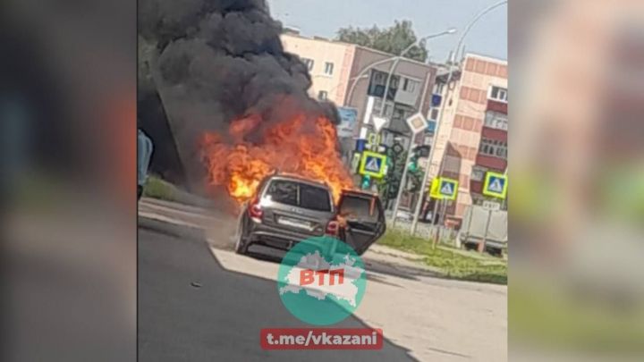 В Татарстане очевидцы сняли пылающий автомобиль