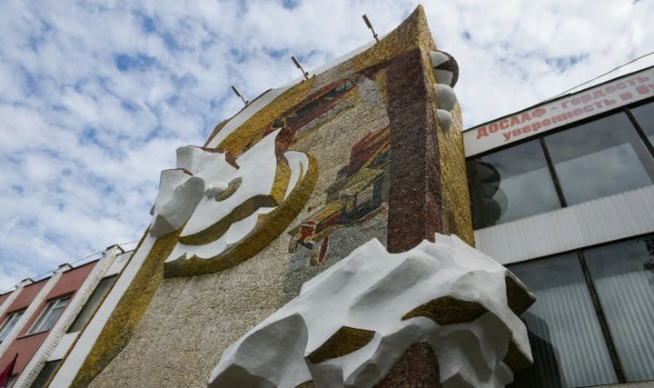 В Челнах отреставрировали мозаичное полотно на фасаде ДОСААФ
