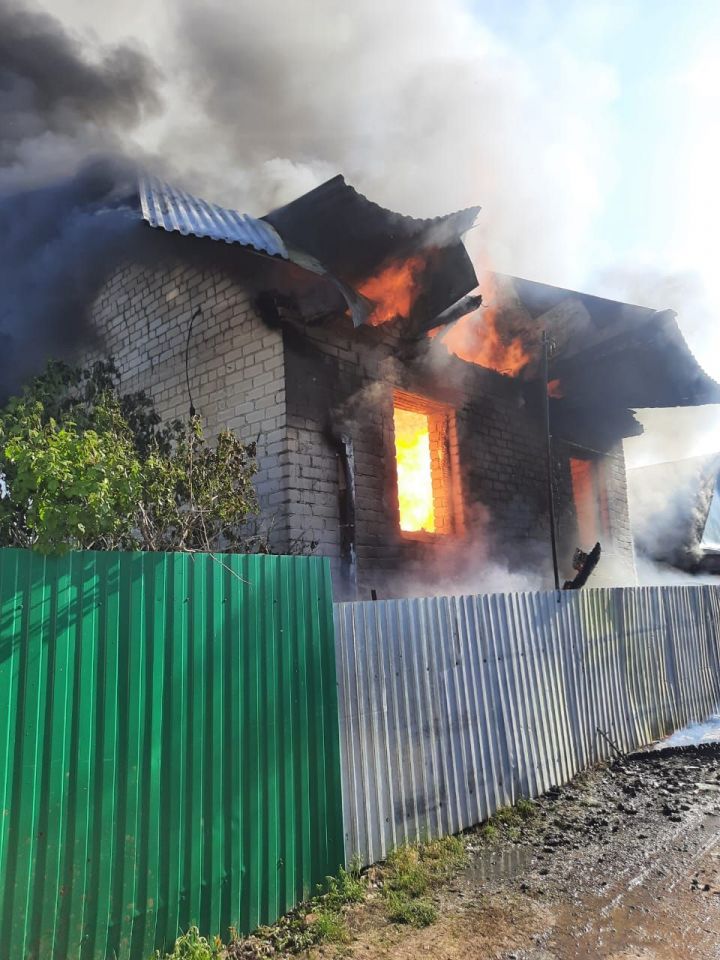 Мужчина получил ожоги при пожаре в дачном доме в Казани