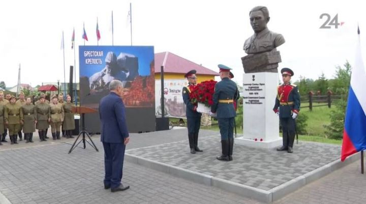 Минниханов принял участие в открытии памятника Петру Гаврилову