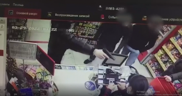 В Казани 23-летний парень угрожал продавцам магазина пистолетом